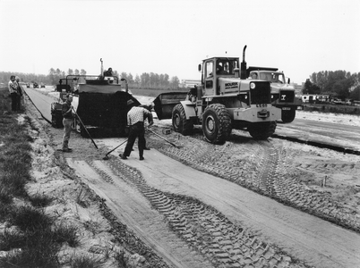 842628 Afbeelding van de asfalteringswerkzaamheden van het tracé van de Zuilense Ring (rondweg Utrecht-Maarssen, ...